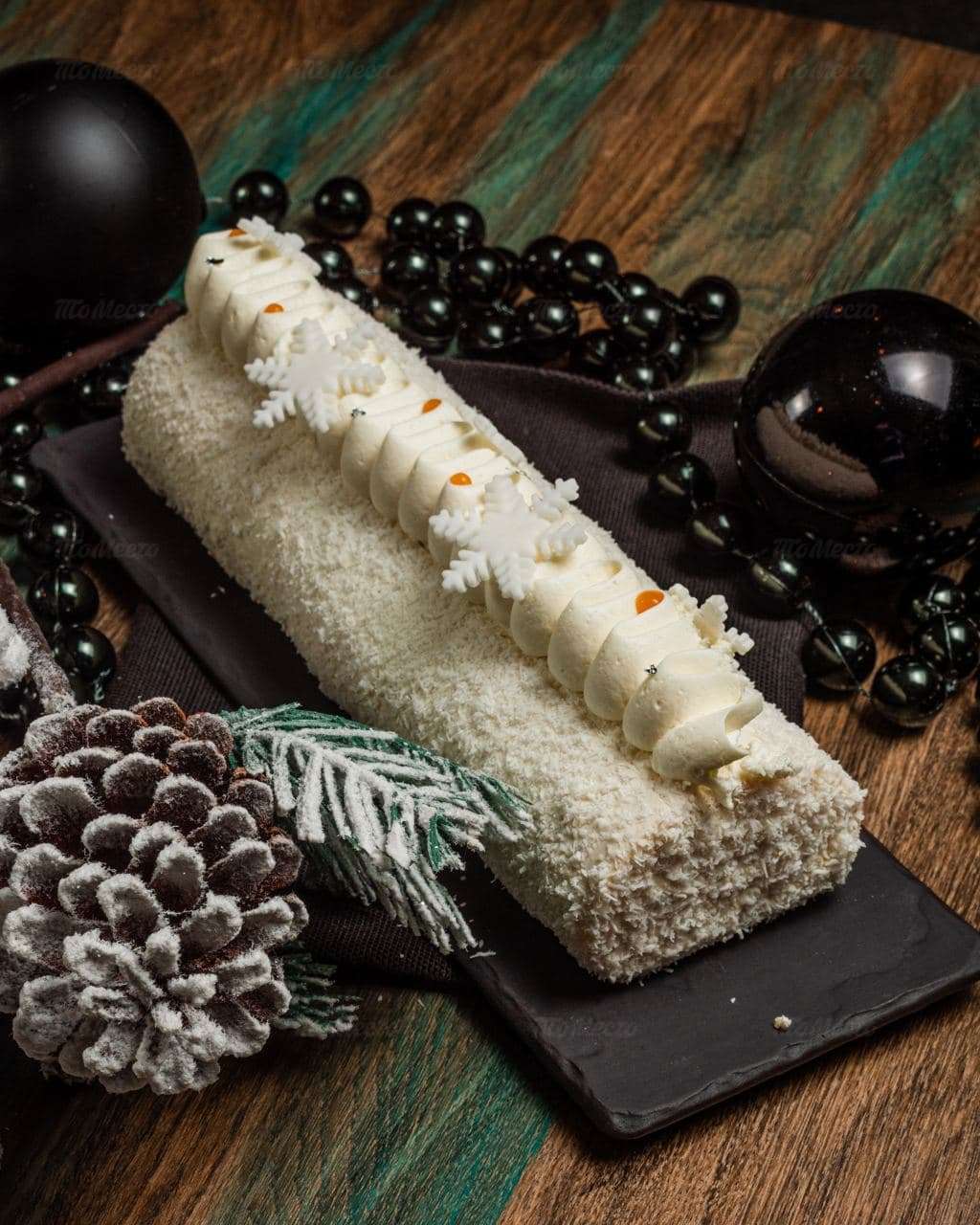 Рождественское полено Buche de Noel c манго и маракуя — к вашему столу в  ресторане Чанг (Chang) - Новости ресторанов и кафе - ТоМесто Санкт-Петербург