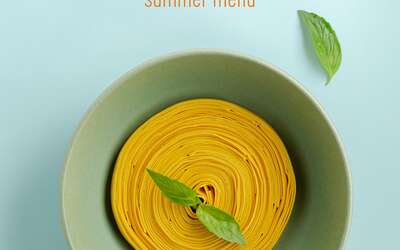 Сабле с бананом и салат с козьим сыром и сезонными ягодами: новинки летнего меню
