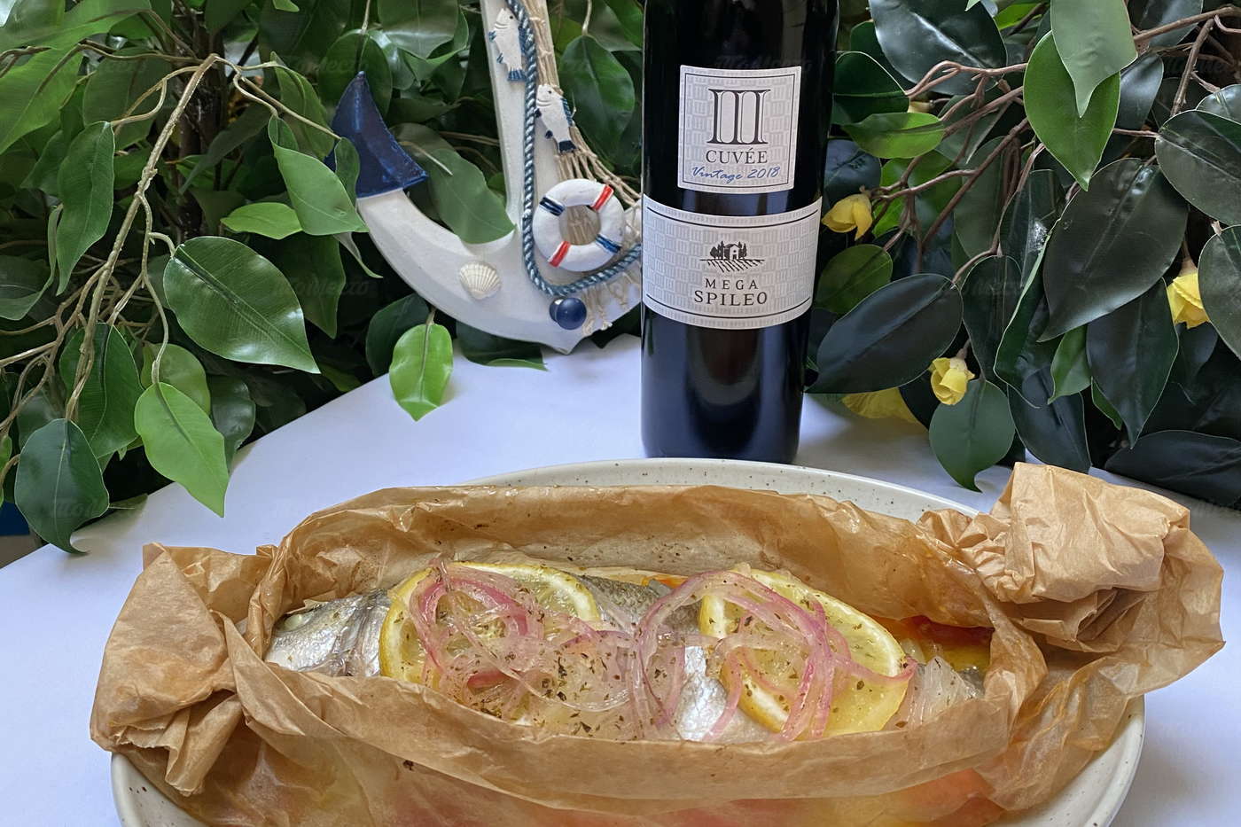 При заказе рыбы по-гречески — бокал виноградного в подарок