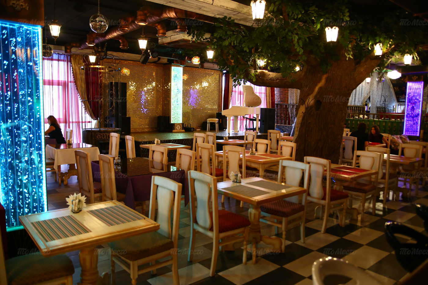 Ресторан Аурум ((бывш. Белый рояль, Панорама)) на улице Куйбышева