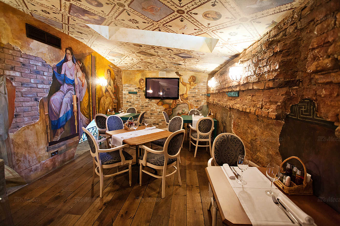 Ресторан Мама Рома (Mama Roma) на набережной реки Фонтанки