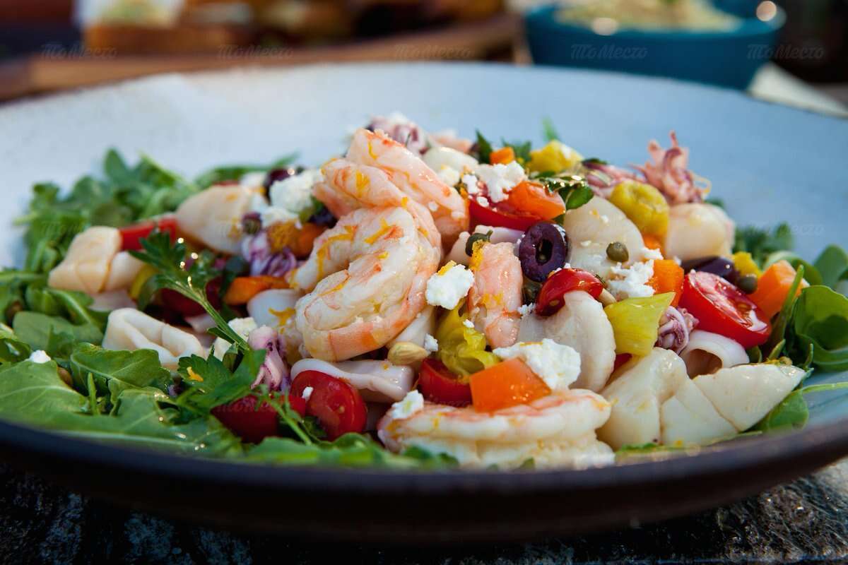 Вкусный салат с морским коктейлем. Салат дары моря. Салат морской коктейль. Морепродукты с овощами. Красивый салат с морепродуктами.